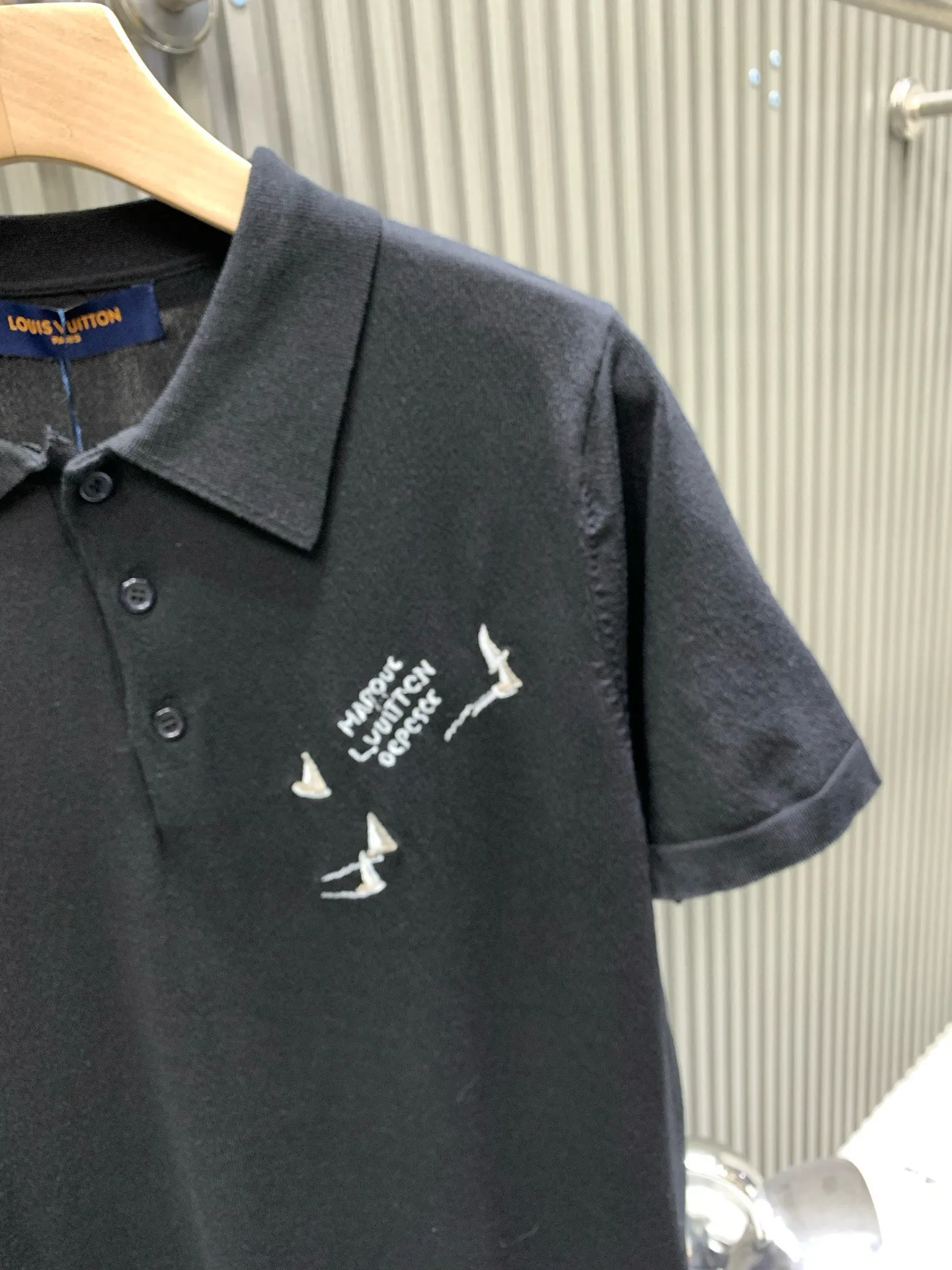 🅿️280 🀄️ Louis Vuitton Louis Vuitton 25SS new sailing ship logo embroidered short-sleeved T-shirt Smooth sailing spring and summer new short-sleeved design ceiling. It is said that big brands like to play with logos, but they really play with logos. There are also very few luxury designers who make designs. The new model pays tribute to the bustling ports of the transatlantic voyage. The sailboat is used as embroidery to form the whole effect. Injecting seasonal elements into the classic straight tailoring Create a casual daily choice. It is extremely skin-friendly and comfortable. It feels very delicate to the touch. The texture is very good. It is very heavy-duty. The shape is invincible and slimming. It is very fashionable to match it casually. The upper body effect is amazing. Give it to me.